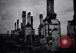 Standbild Deutsche Soldaten greifen Stalingrad an Stalingrad Russland, 1942, aus Sekunde 52 historischem Filmmaterial Videoclip 65675034742