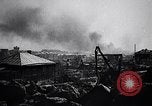 Standbild Deutsche Soldaten greifen Stalingrad an Stalingrad Russland, 1942, aus Sekunde 56 historischem Filmmaterial Videoclip 65675034742