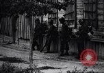 Standbild Deutsche Soldaten greifen Stalingrad an Stalingrad Russland, 1942, aus Sekunde 61 historischem Filmmaterial Videoclip 65675034742