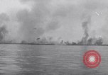 Immagine di Il bombardamento Peleliu Isole Palau, 1944, secondo 48 filmato di repertorio 65675034750