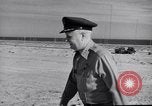 Standbild William H Tunner Tripolis Libyen Wheelus Air Base, 1954, aus Sekunde 35 historischem Filmmaterial Videoclip 65675034771
