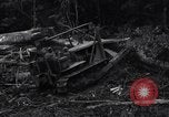Standbild Caterpillar D7-Bulldozer bei der Konstruktion von Ledo Road Manpin Birma, 1944, aus Sekunde 21 historischem Filmmaterial Videoclip 65675034790