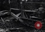 Standbild Caterpillar D7-Bulldozer bei der Konstruktion von Ledo Road Manpin Birma, 1944, aus Sekunde 25 historischem Filmmaterial Videoclip 65675034790