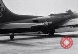 Standbild 8 Bomber Command Vereinigtes Königreich, 1944, aus Sekunde 60 historischem Filmmaterial Videoclip 65675034808
