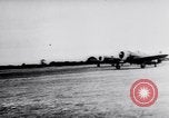 Standbild USAAF Kampfjets eskortieren B-17 Bomber Deutschland, 1943, aus Sekunde 15 historischem Filmmaterial Videoclip 65675034816