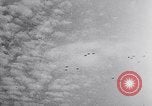 Standbild USAAF Kampfjets eskortieren B-17 Bomber Deutschland, 1943, aus Sekunde 23 historischem Filmmaterial Videoclip 65675034816