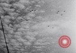 Standbild USAAF Kampfjets eskortieren B-17 Bomber Deutschland, 1943, aus Sekunde 26 historischem Filmmaterial Videoclip 65675034816