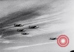 Standbild USAAF Kampfjets eskortieren B-17 Bomber Deutschland, 1943, aus Sekunde 28 historischem Filmmaterial Videoclip 65675034816