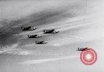 Standbild USAAF Kampfjets eskortieren B-17 Bomber Deutschland, 1943, aus Sekunde 29 historischem Filmmaterial Videoclip 65675034816