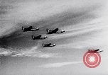 Standbild USAAF Kampfjets eskortieren B-17 Bomber Deutschland, 1943, aus Sekunde 30 historischem Filmmaterial Videoclip 65675034816