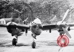 Standbild USAAF Kampfjets eskortieren B-17 Bomber Deutschland, 1943, aus Sekunde 32 historischem Filmmaterial Videoclip 65675034816