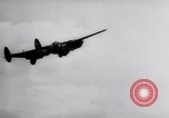 Standbild USAAF Kampfjets eskortieren B-17 Bomber Deutschland, 1943, aus Sekunde 51 historischem Filmmaterial Videoclip 65675034816