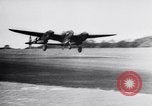 Standbild USAAF Kampfjets eskortieren B-17 Bomber Deutschland, 1943, aus Sekunde 54 historischem Filmmaterial Videoclip 65675034816