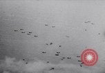 Standbild P-47 Thunderbolt Flugzeuge eskortieren B-17 Bomber Emden Deutschland, 1943, aus Sekunde 1 historischem Filmmaterial Videoclip 65675034817