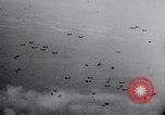 Standbild P-47 Thunderbolt Flugzeuge eskortieren B-17 Bomber Emden Deutschland, 1943, aus Sekunde 3 historischem Filmmaterial Videoclip 65675034817