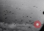 Standbild P-47 Thunderbolt Flugzeuge eskortieren B-17 Bomber Emden Deutschland, 1943, aus Sekunde 4 historischem Filmmaterial Videoclip 65675034817