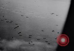 Standbild P-47 Thunderbolt Flugzeuge eskortieren B-17 Bomber Emden Deutschland, 1943, aus Sekunde 7 historischem Filmmaterial Videoclip 65675034817