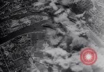 Standbild P-47 Thunderbolt Flugzeuge eskortieren B-17 Bomber Emden Deutschland, 1943, aus Sekunde 60 historischem Filmmaterial Videoclip 65675034817