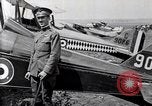 Immagine di Il capitano di un C Balsley di Lafayette Escadrille su aria Memorial Day Hollywood California USA, 1919, secondo 47 filmato di repertorio 65675034838