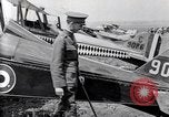 Immagine di Il capitano di un C Balsley di Lafayette Escadrille su aria Memorial Day Hollywood California USA, 1919, secondo 50 filmato di repertorio 65675034838