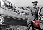 Immagine di Il capitano di un C Balsley di Lafayette Escadrille su aria Memorial Day Hollywood California USA, 1919, secondo 51 filmato di repertorio 65675034838