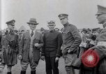 Image foule montres formation d'avions sur le Jour commémoratif de l'air Hollywood California USA, 1919, de la seconde 12 séquences d'archives historiques vidéo 65675034841