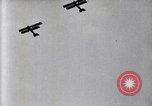 Image foule montres formation d'avions sur le Jour commémoratif de l'air Hollywood California USA, 1919, de la seconde 61 séquences d'archives historiques vidéo 65675034841