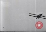 Standbild Flying Team führt Kunstflug auf Luft Memorial Day Hollywood California De Mille Field USA, 1919, aus Sekunde 8 historischem Filmmaterial Videoclip 65675034845