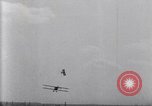 Standbild Flying Team führt Kunstflug auf Luft Memorial Day Hollywood California De Mille Field USA, 1919, aus Sekunde 10 historischem Filmmaterial Videoclip 65675034845