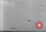 Standbild Flying Team führt Kunstflug auf Luft Memorial Day Hollywood California De Mille Field USA, 1919, aus Sekunde 11 historischem Filmmaterial Videoclip 65675034845