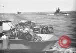 Image Convoi britannique en vertu de l'attaque de l'air Alexandrie Égypte, 1942, de la seconde 19 séquences d'archives historiques vidéo 65675034860