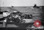 Image Convoi britannique en vertu de l'attaque de l'air Alexandrie Égypte, 1942, de la seconde 22 séquences d'archives historiques vidéo 65675034860