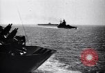 Image Convoi britannique en vertu de l'attaque de l'air Alexandrie Égypte, 1942, de la seconde 23 séquences d'archives historiques vidéo 65675034860