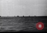 Image Convoi britannique en vertu de l'attaque de l'air Alexandrie Égypte, 1942, de la seconde 28 séquences d'archives historiques vidéo 65675034860