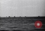 Image Convoi britannique en vertu de l'attaque de l'air Alexandrie Égypte, 1942, de la seconde 30 séquences d'archives historiques vidéo 65675034860