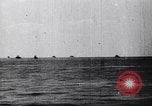 Image Convoi britannique en vertu de l'attaque de l'air Alexandrie Égypte, 1942, de la seconde 31 séquences d'archives historiques vidéo 65675034860