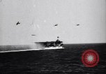 Image Convoi britannique en vertu de l'attaque de l'air Alexandrie Égypte, 1942, de la seconde 44 séquences d'archives historiques vidéo 65675034860