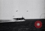 Image Convoi britannique en vertu de l'attaque de l'air Alexandrie Égypte, 1942, de la seconde 45 séquences d'archives historiques vidéo 65675034860