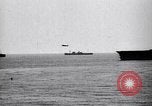 Image Convoi britannique en vertu de l'attaque de l'air Alexandrie Égypte, 1942, de la seconde 57 séquences d'archives historiques vidéo 65675034860