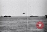 Image Convoi britannique en vertu de l'attaque de l'air Alexandrie Égypte, 1942, de la seconde 58 séquences d'archives historiques vidéo 65675034860