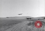 Standbild P-38 Flugzeuge zurück und Land Algerien Nordafrika, 1943, aus Sekunde 3 historischem Filmmaterial Videoclip 65675034875
