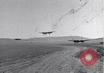 Standbild P-38 Flugzeuge zurück und Land Algerien Nordafrika, 1943, aus Sekunde 4 historischem Filmmaterial Videoclip 65675034875