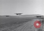 Standbild P-38 Flugzeuge zurück und Land Algerien Nordafrika, 1943, aus Sekunde 5 historischem Filmmaterial Videoclip 65675034875