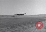 Standbild P-38 Flugzeuge zurück und Land Algerien Nordafrika, 1943, aus Sekunde 6 historischem Filmmaterial Videoclip 65675034875