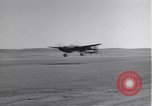 Standbild P-38 Flugzeuge zurück und Land Algerien Nordafrika, 1943, aus Sekunde 7 historischem Filmmaterial Videoclip 65675034875