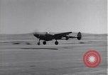 Standbild P-38 Flugzeuge zurück und Land Algerien Nordafrika, 1943, aus Sekunde 8 historischem Filmmaterial Videoclip 65675034875