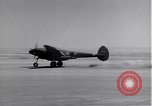 Standbild P-38 Flugzeuge zurück und Land Algerien Nordafrika, 1943, aus Sekunde 9 historischem Filmmaterial Videoclip 65675034875
