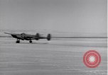 Standbild P-38 Flugzeuge zurück und Land Algerien Nordafrika, 1943, aus Sekunde 10 historischem Filmmaterial Videoclip 65675034875