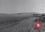 Standbild P-38 Flugzeuge zurück und Land Algerien Nordafrika, 1943, aus Sekunde 13 historischem Filmmaterial Videoclip 65675034875