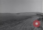 Standbild P-38 Flugzeuge zurück und Land Algerien Nordafrika, 1943, aus Sekunde 14 historischem Filmmaterial Videoclip 65675034875